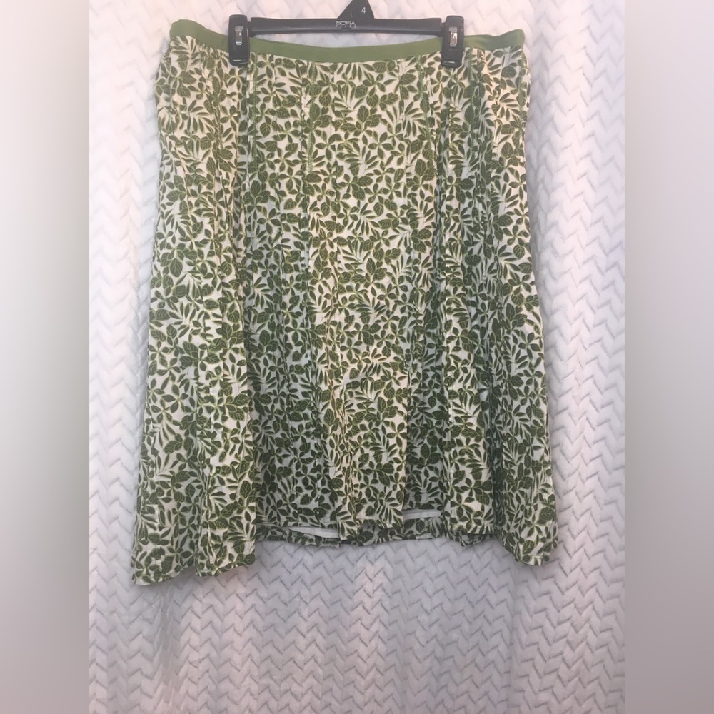 Liz Claiborne skirt size 16W great condition.